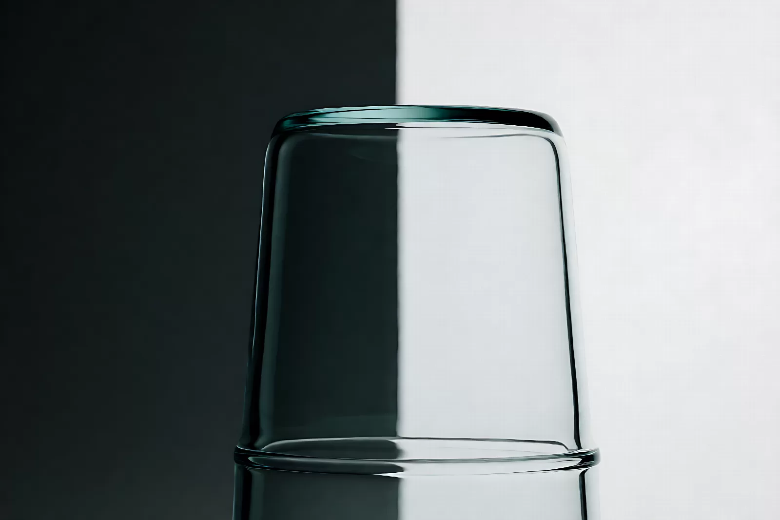 抠图怎么抠透明物体：玻璃杯在深浅背景下的抠图效果对比